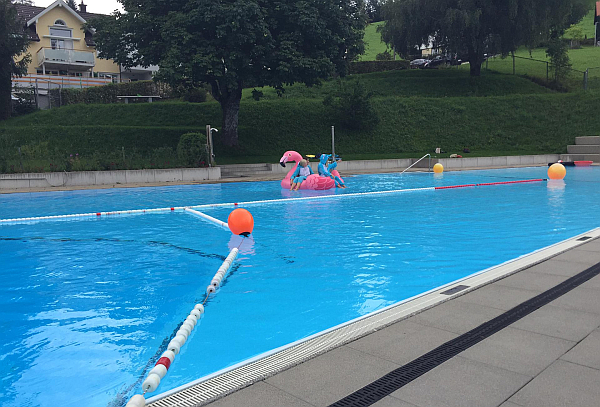 Das solargeheizte Bad auf der Appenzeller Sonnenterrasse. Schwimmbad Rehetobel